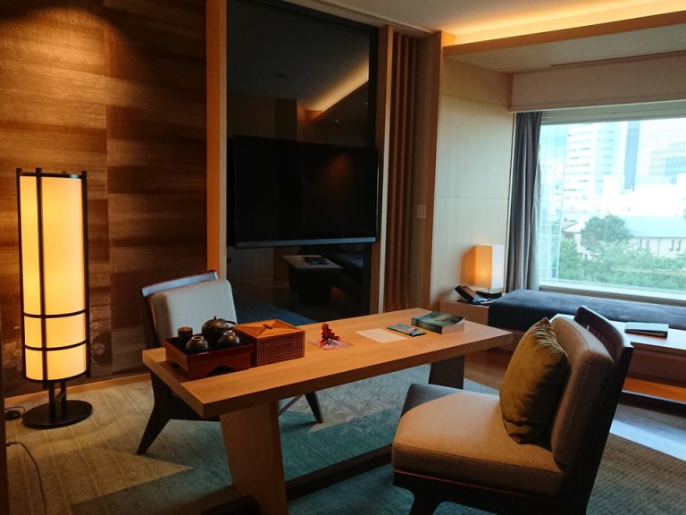 デスク 朝食はコロナの影響で部屋食のため、ここでいただきました。