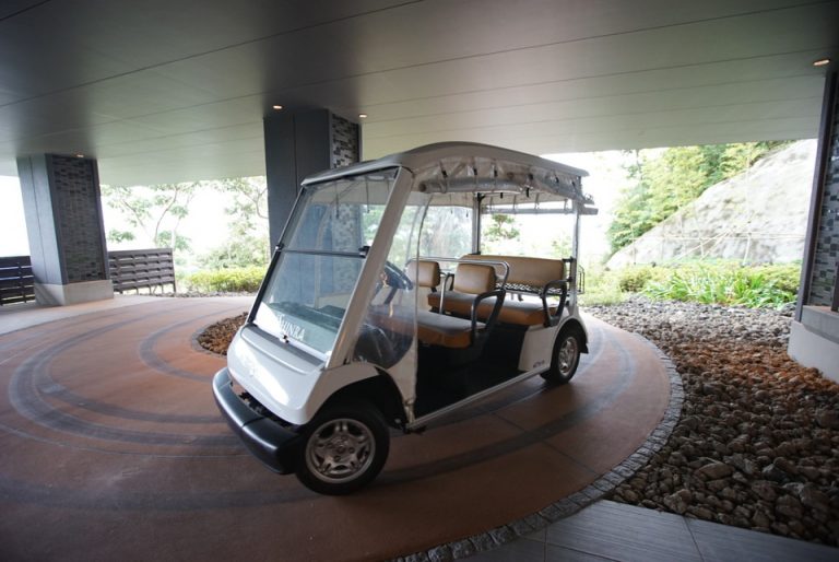 駐車場からホテルの1階までは、自動運転のカートに乗って移動します。