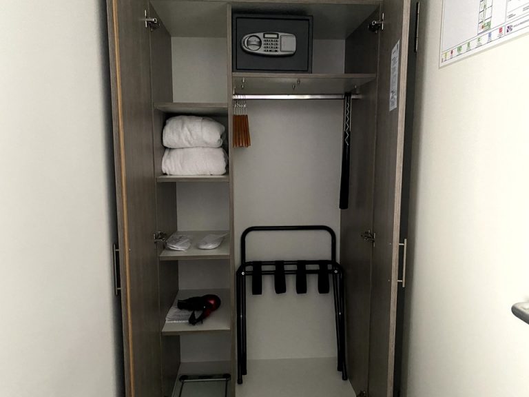 クローゼット外観(開けた状態)1