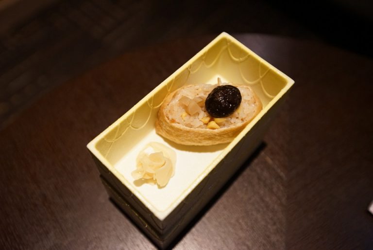 レストランを出る際、お土産にお稲荷さんを持たせてくれました。