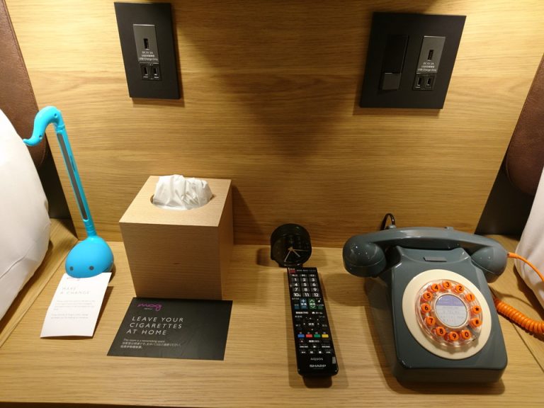 ベッドサイドデスク