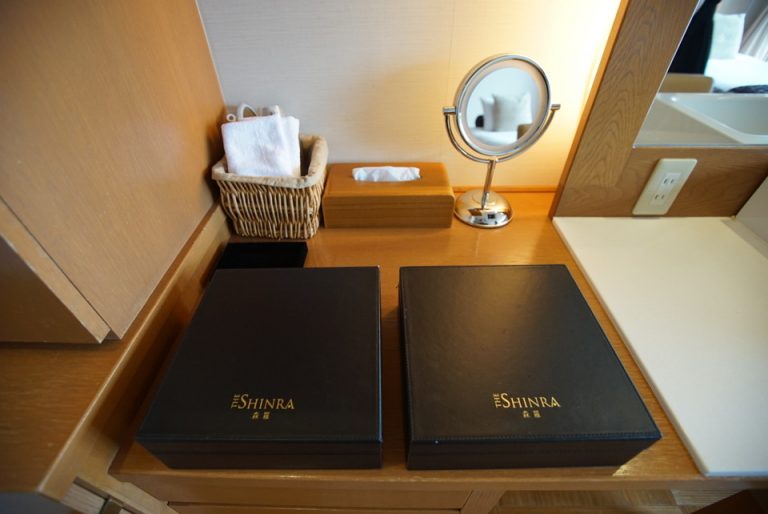 洗面台横のアメニティー類。小さな鏡もあるので、女性2人の宿泊などでも鏡を奪い合う心配はありません。