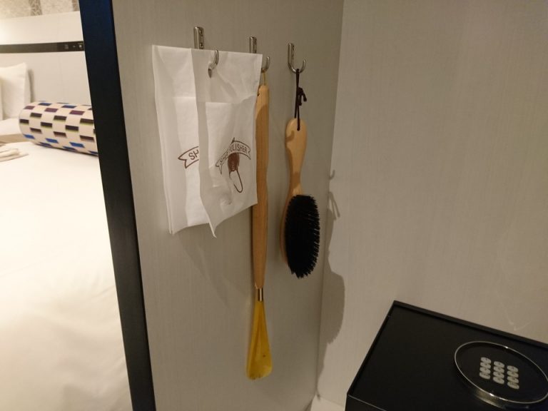 靴ベラ、ブラシ