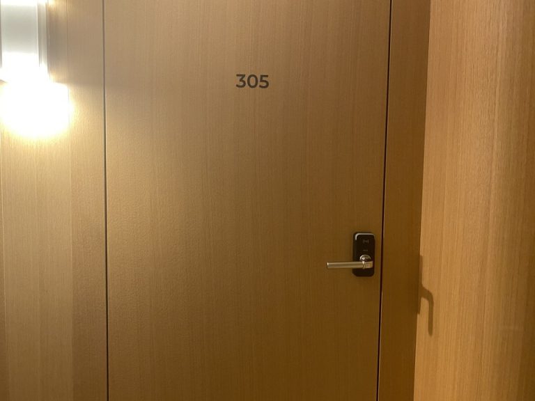 客室入口ドア外観2