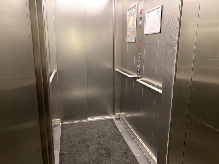 エレベータ内観1