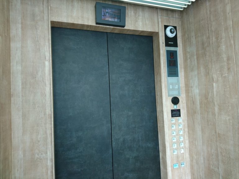 エレベーター内観ドア方向