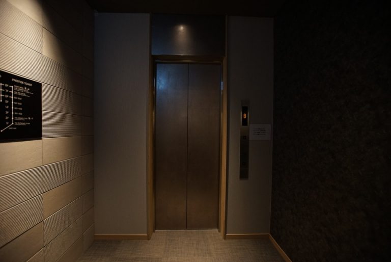 エレベーターホールフロント階。エレベーターはプレステージ館の1台のみ。クラッシック館にはありません。