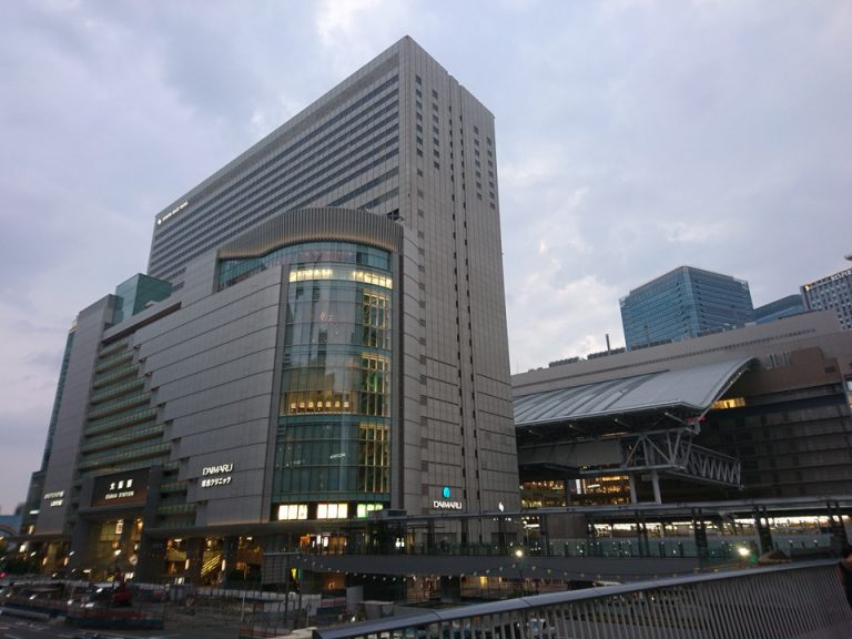 JR大阪駅と大丸百貨店