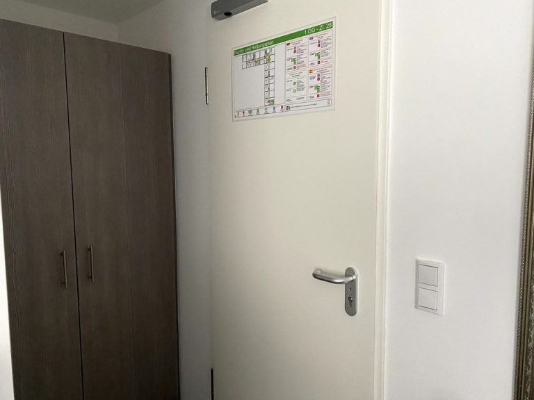 客室入口内観ドア2