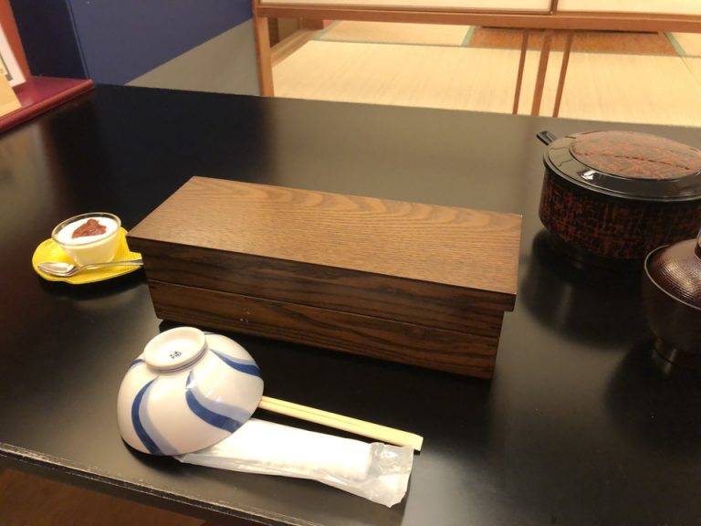 3段になっていて開ける前の状態