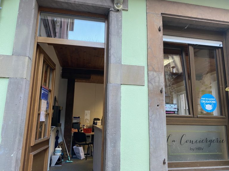 フロントエントランス