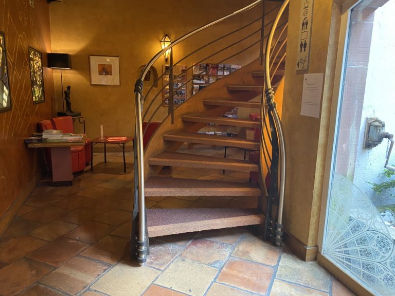 客室階への階段