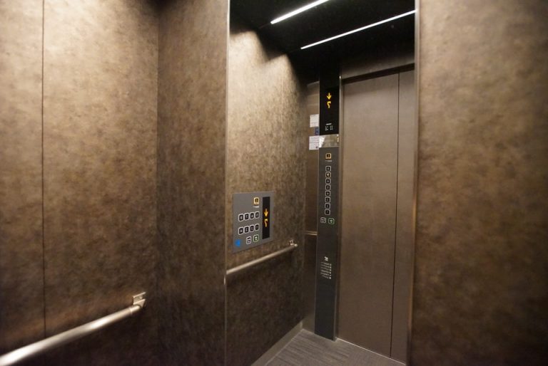 エレベーターの中には鏡があります。