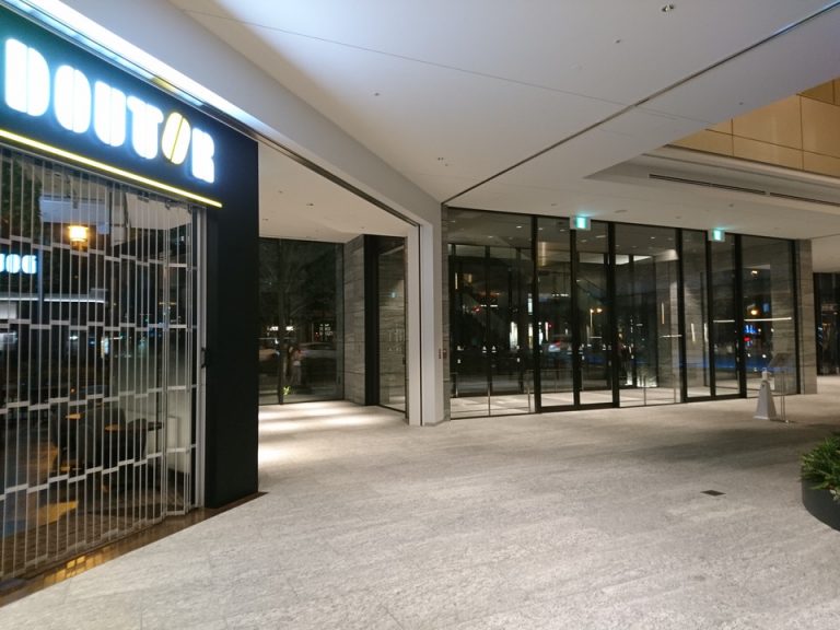 御堂筋側エントランス内観、1階にドトール