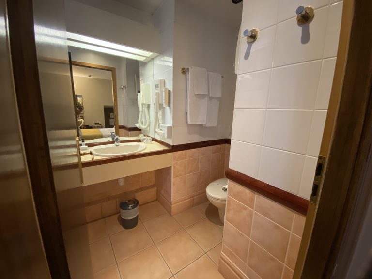 バスルーム入口から全景1