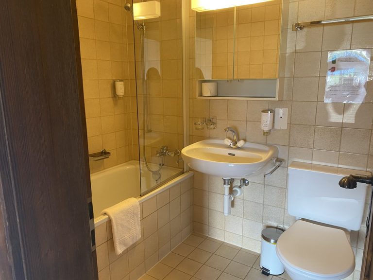 バスルーム入口から全景1