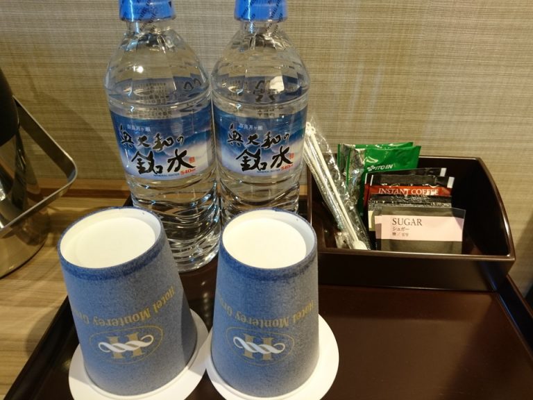 無料ミネラルウォーター、コーヒー、お茶、紙コップ