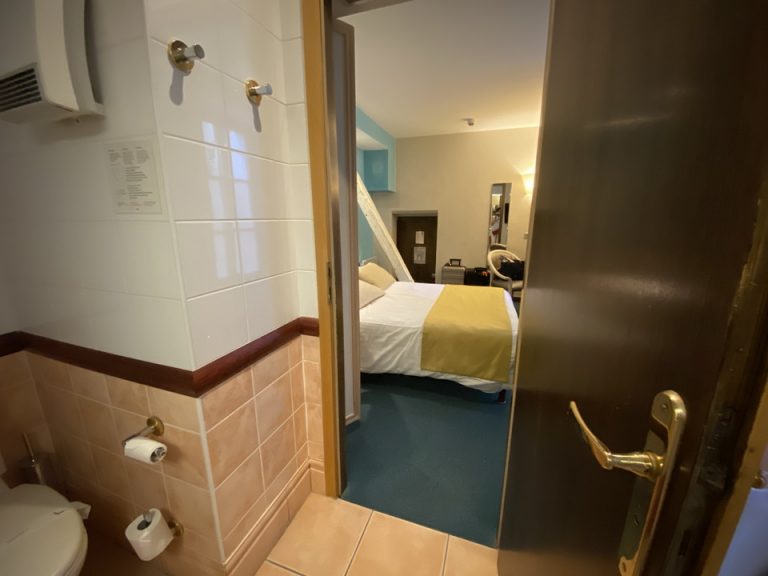 バスルーム内から入口