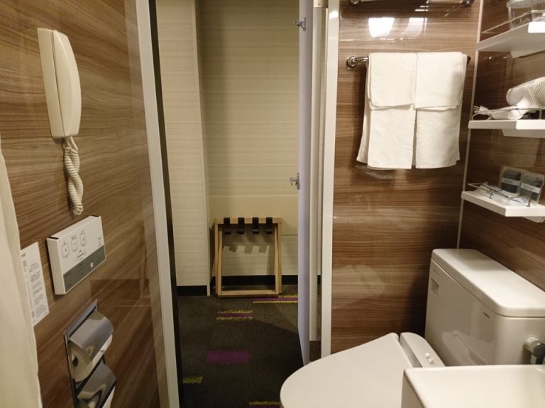 バスルーム内から入口