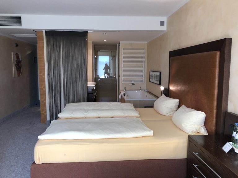 客室全体入り口方向