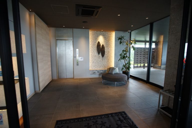 1階エントランスの中。このエレベーターに乗って、8階にあるフロントへ行く