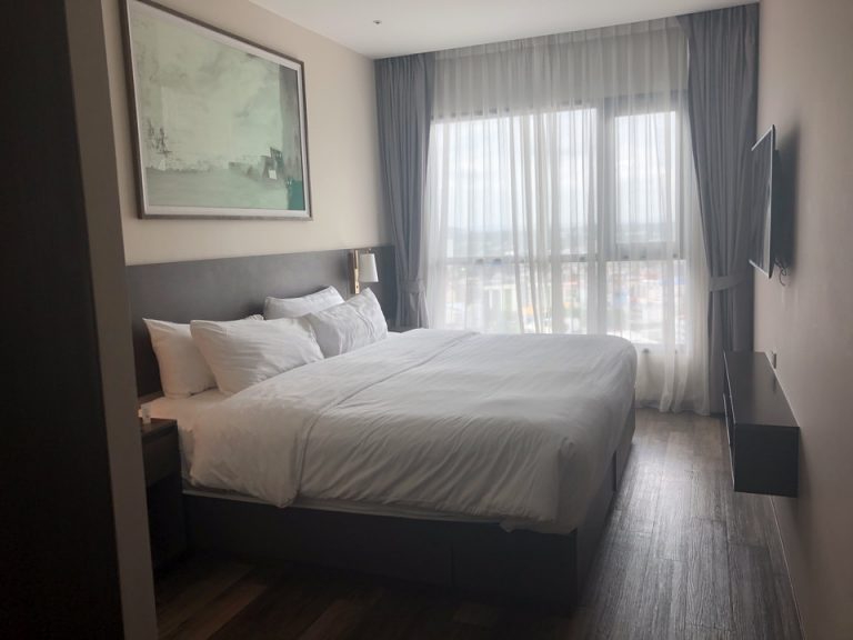 入り口からみたベッド