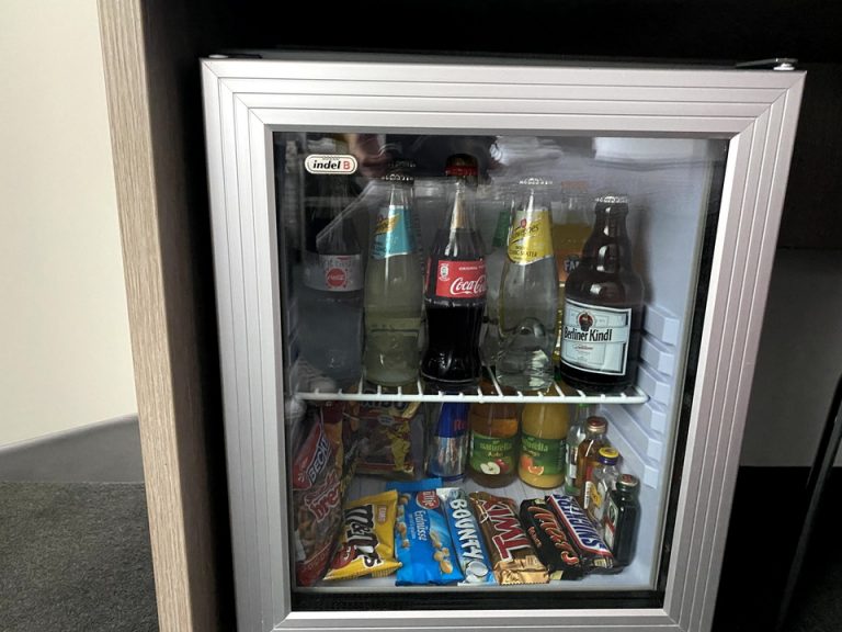 冷蔵庫(閉じた状態)1