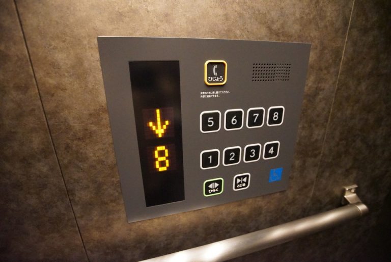 エレベーターのボタン(車いす用)