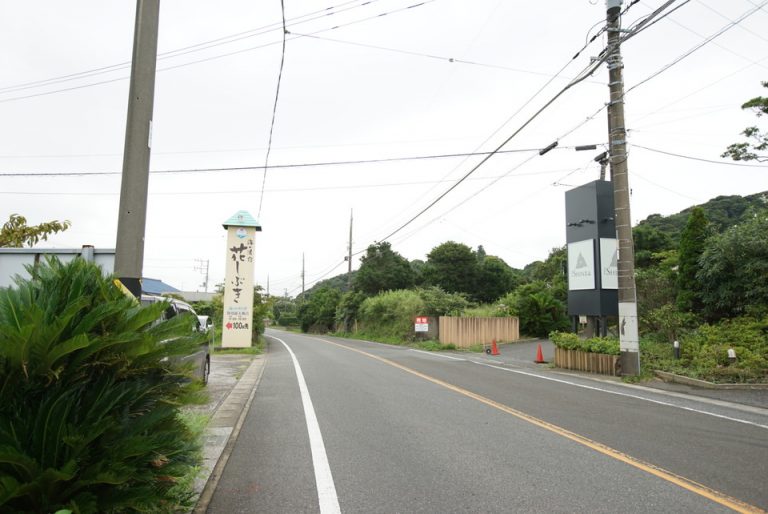 ホテル入口は、房総フラワーライン沿いにある。The Shinra に向かって左側の道