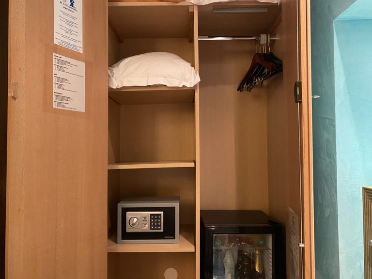 クローゼット(開けた状態)2