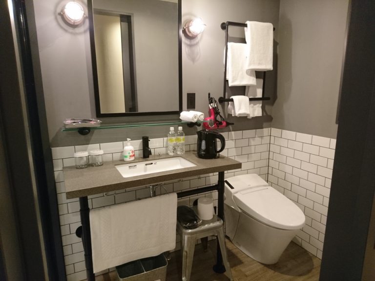 バスルーム入口から全景