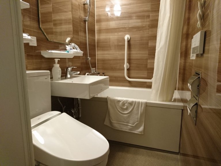 バスルーム入口から全景