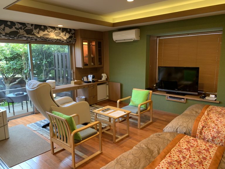 部屋(ベッド側から)