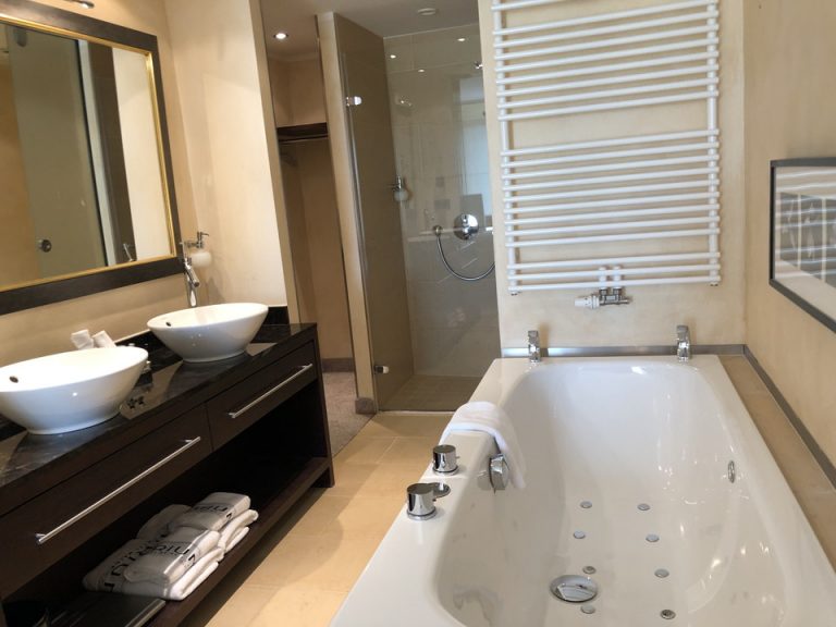 バスルーム入り口から全景