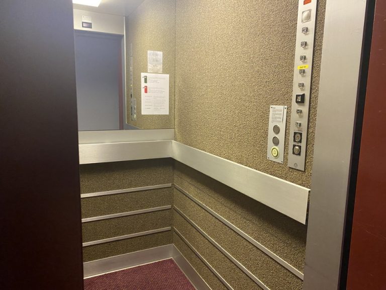 エレベーター内観2