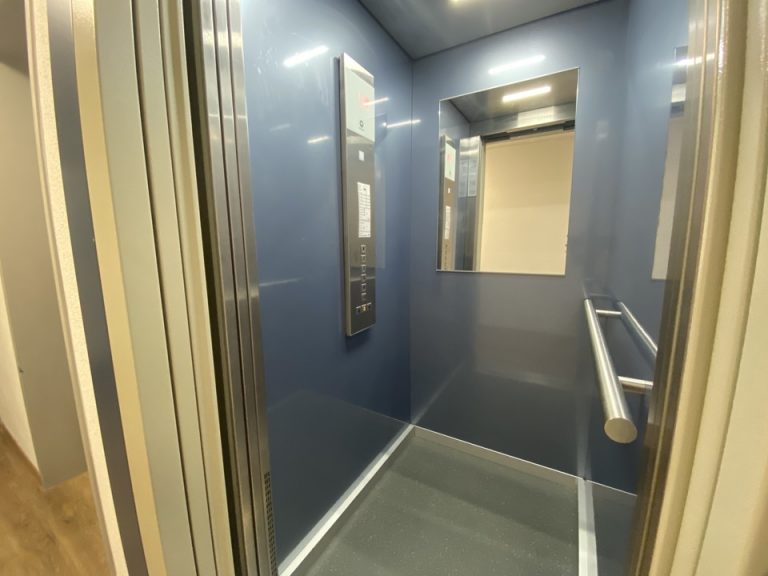 エレベーター内観2