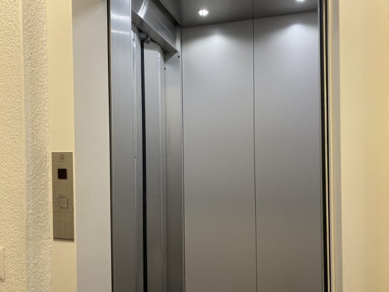 エレベーター内観2