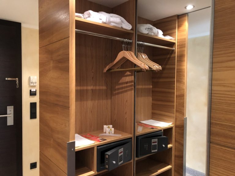 クローゼット外観開けた状態2