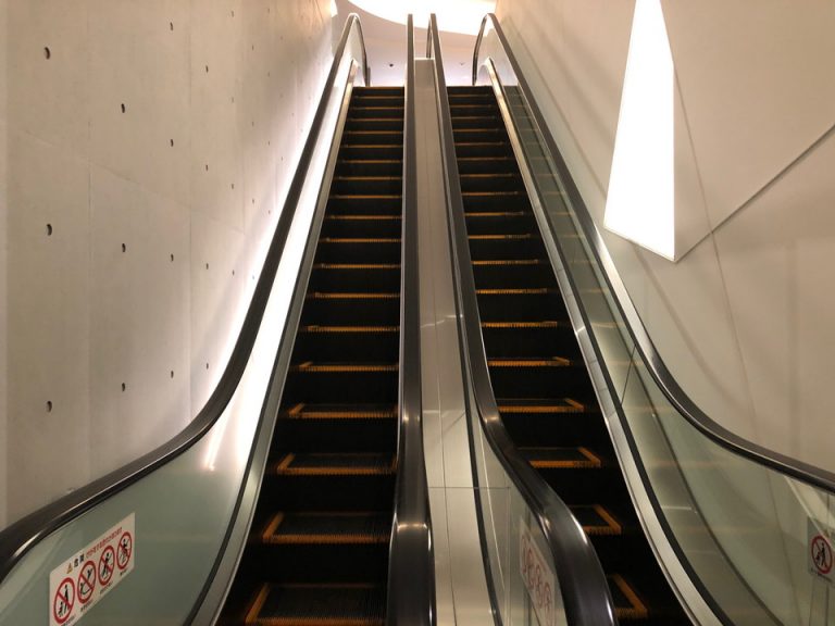 ロビーへのエスカレーター