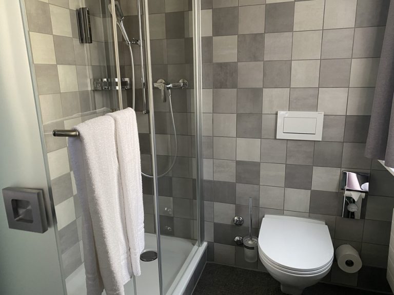 バスルーム入口から全景2