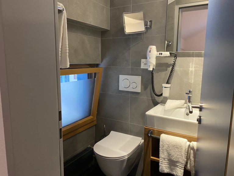 バスルーム入口から全景2