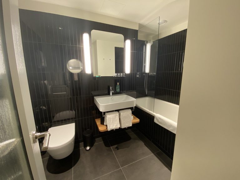 バスルーム入口から全景2