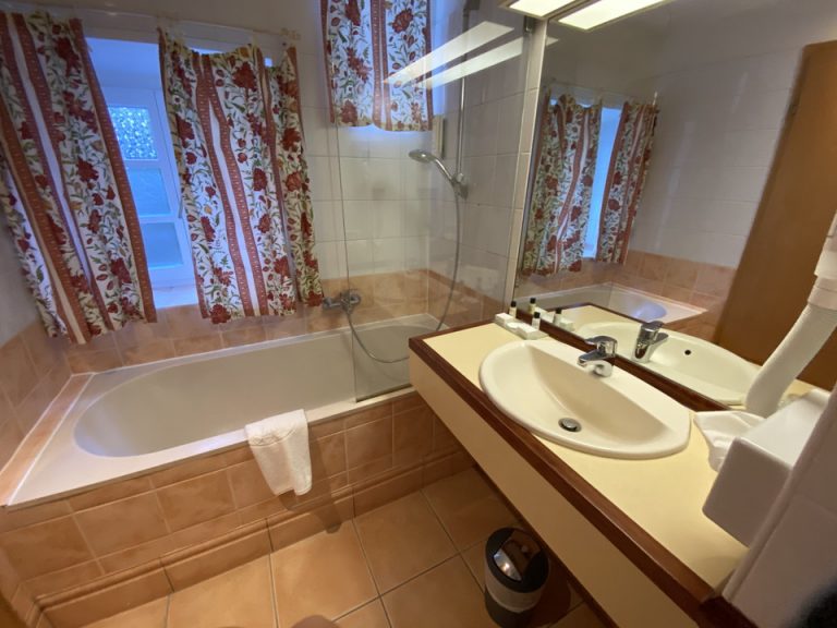 バスルーム入口から全景2