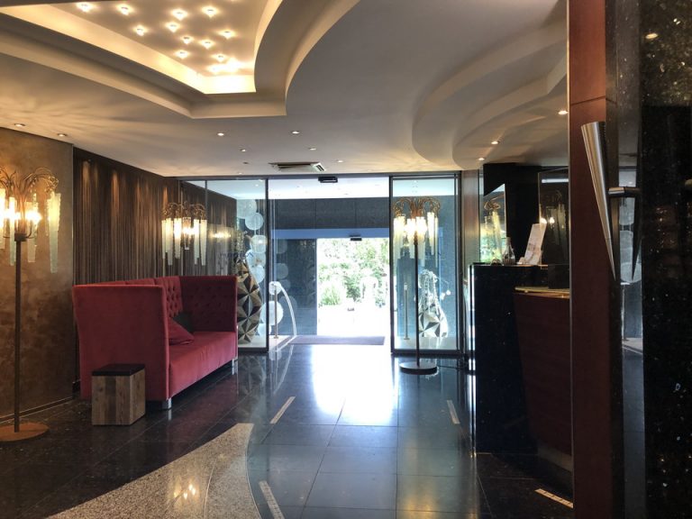 エントランス内観