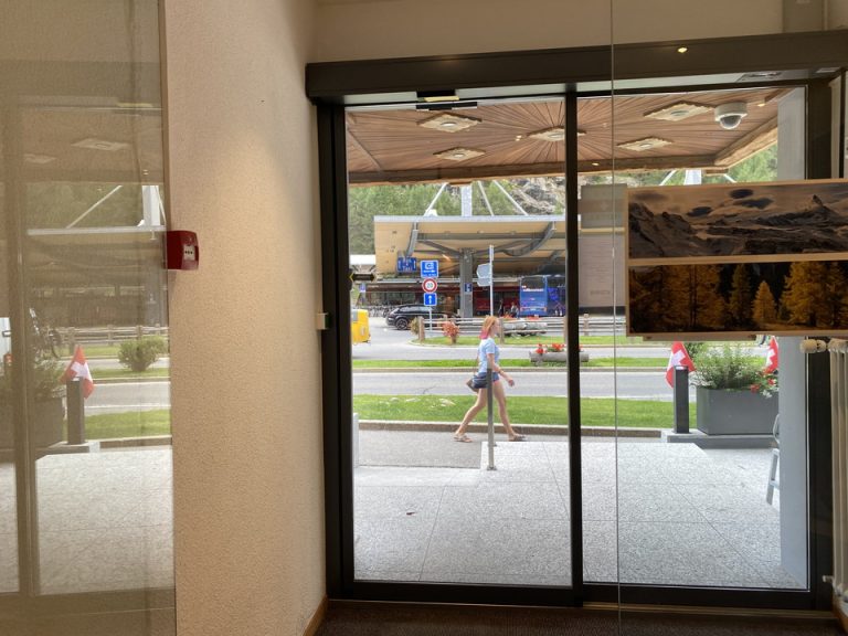 エントランス内観