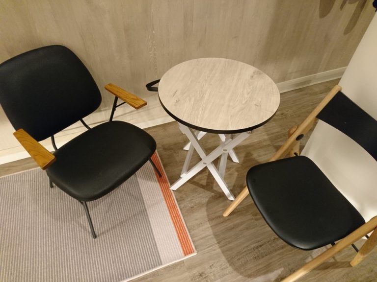 机とイスを設置