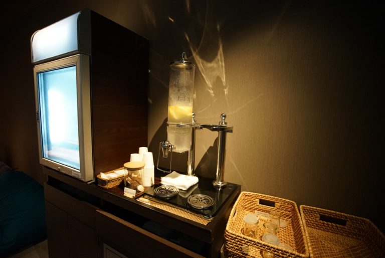 Nest Roomには水も常備されている