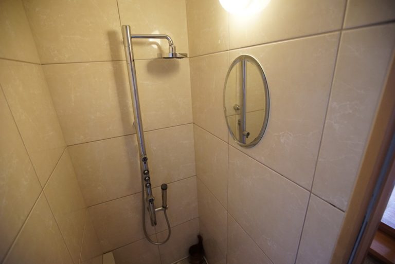 浴室の内装。スタンドタイプですが、シャワーヘッドは固定と可動の両方あります。