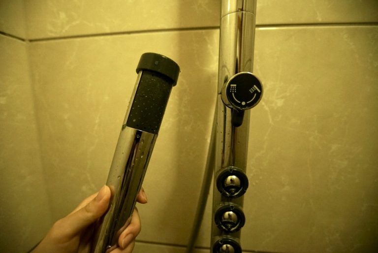 浴室。可動式シャワーヘッドもあります。水圧は普通くらいです。