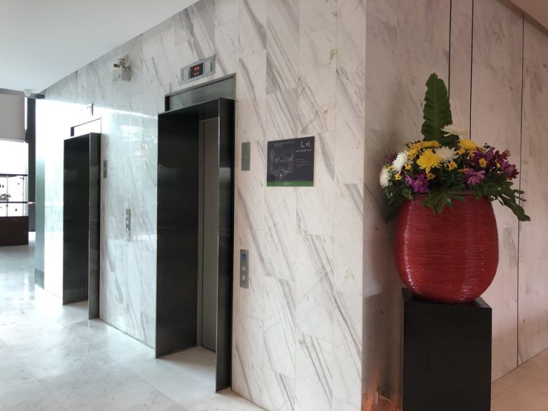 フロント階エレベーターホール